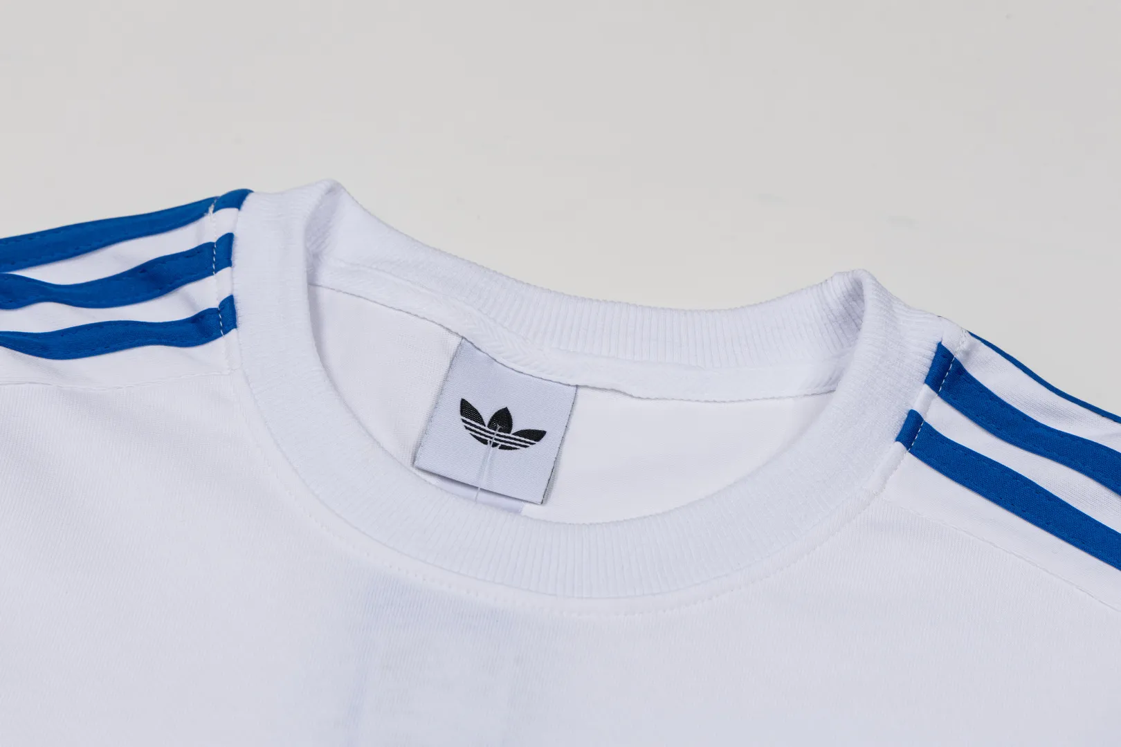 (Five colors, running quantity) Adidas Adidas Internet celebrity Hot Sale clover long-sleeved T-shirt is made of soft 280g double yarn cotton fabric, skin-friendly, breathable, and super comfortable to wear. Classic Versatile in Black and White, timeless. Simple round neck design, fits the neck line. The iconic clover logo embellishes the chest, highlighting the brand's charm. The black and white striped elements on both sides of the sleeves add a sporty and fashionable feel, making it easily adaptable to various sports or daily casual scenes. Whether you are running for fitness or hanging out on the street, it can keep you full of energy without losing the sense of fashion. Complete sizes to meet the needs of different body shapes! Item No.: AD 6518# Color: White Black White Blue White Red Gray Black Size: S-3XL